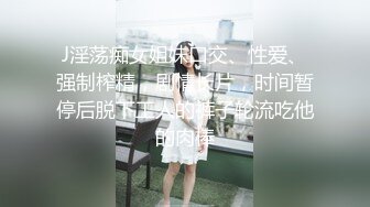 十二月流出夜总会KTV女厕偷拍几个坐台小姐姐一边尿尿一边玩手机旗袍靓妹二次出镜今天穿个小肉丁字裤