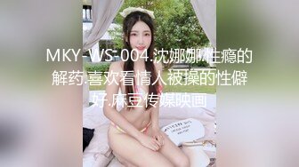 风骚的大奶少妇玩3P，让两个男人一起吃奶子好骚，嘴里同时含两根鸡巴舔弄，前插后入占满两个骚洞好不刺激