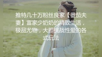 直播间里的骚姐妹镜头前大秀直播，揉奶抠逼道具抽插，姐妹互草拿着假鸡巴后入激情，听狼友指挥浪叫精彩刺激